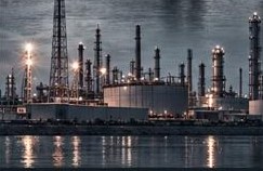 Refinería iluminada de noche junto al agua