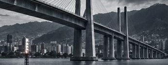 Puente atirantado sobre un lago